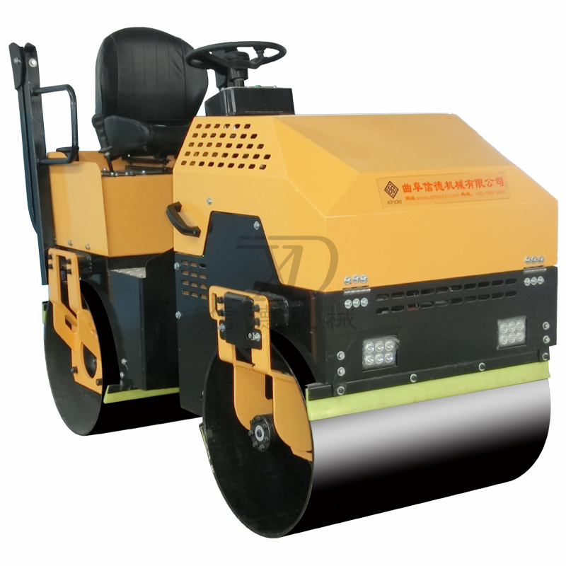 2.0T型雙驅壓路機.jpg